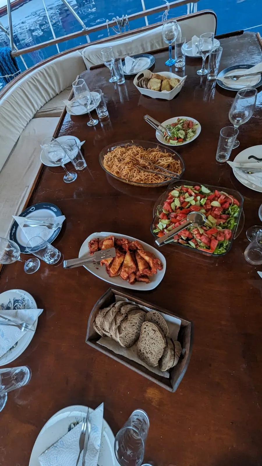 Gedeckter Tisch an Deck mit mediterranen Speisen
