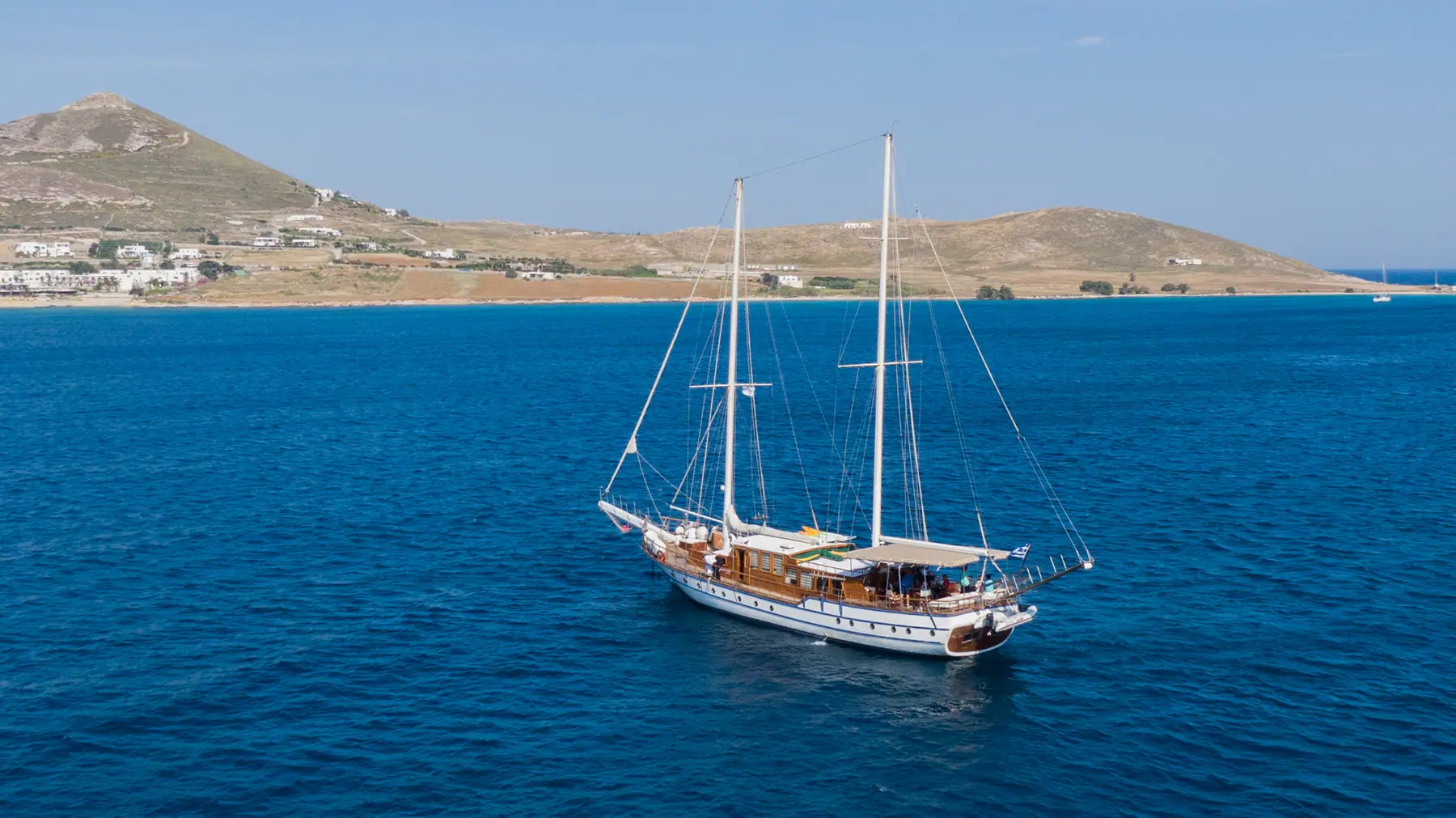 Gulet vor Anker im tiefblauen Wasser vor einer griechischen Insel
