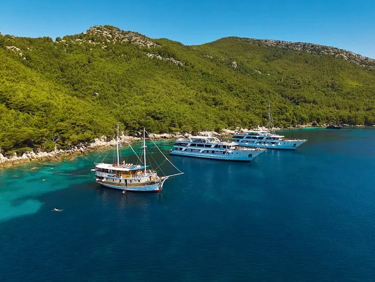 Motorsegler der RIVA-Flotte vor der kroatischen Küste