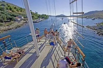 Sonnendeck eines Motorseglers in Kroatien