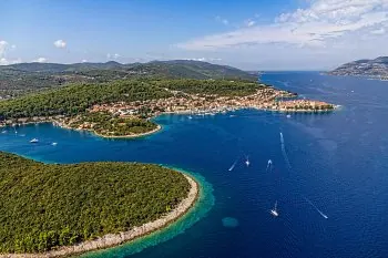 Die Altstadt von Korčula vom Wasser aus