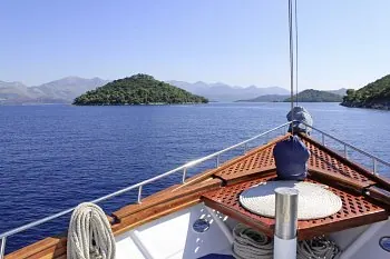 Kroatische Insellandschaft mit klarem Wasser