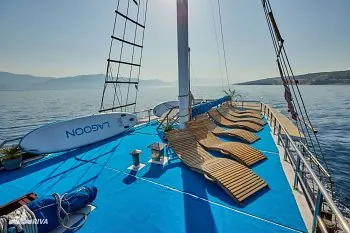 Motoryacht in einer dalmatinischen Bucht