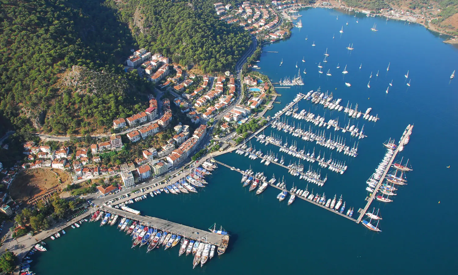 Yachthafen von Fethiye mit Gulets am Kai