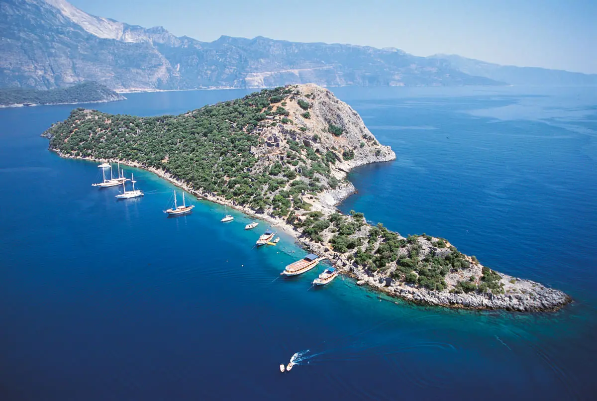 Bucht von Gemiler mit byzantinischen Ruinen auf der Insel