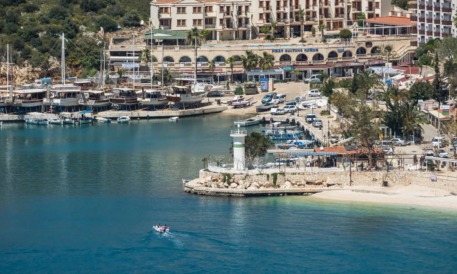 Hafen von Kalkan mit Häusern am Hang