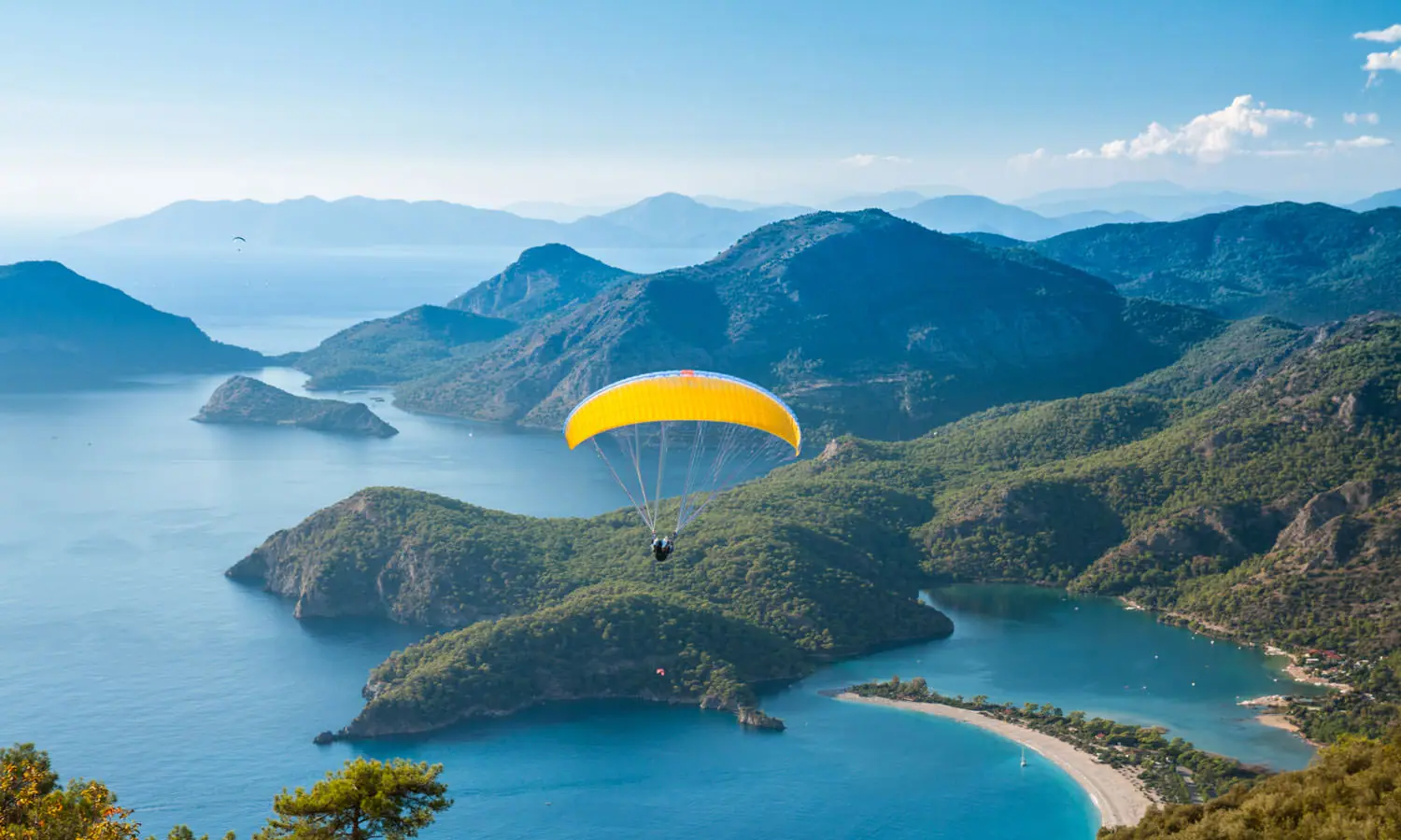 Gleitschirmflug über der Blauen Lagune von Ölüdeniz an der lykischen Küste