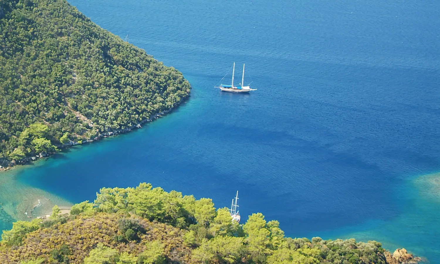 Bucht von Marmaris mit Yachthafen und bewaldeten Hügeln