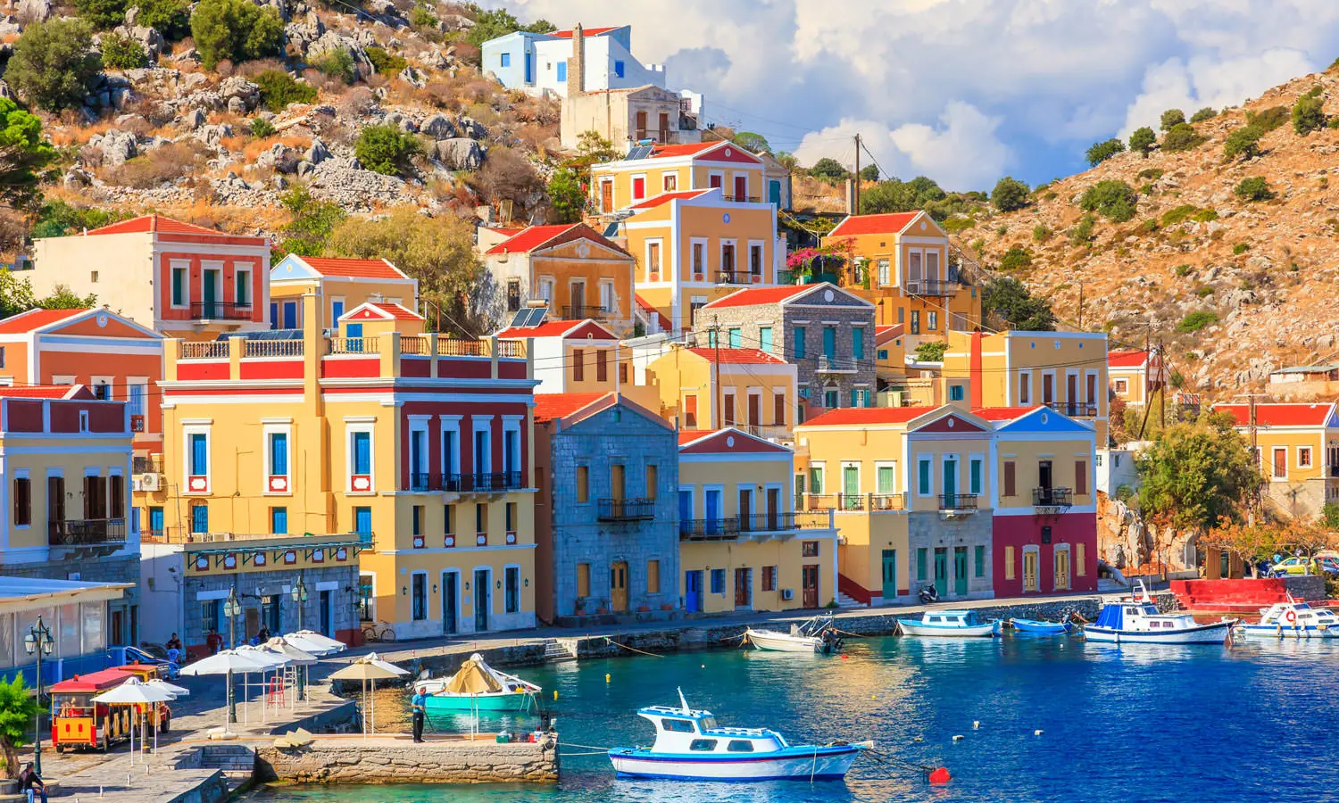 Der Hafen von Symi mit seinen bunten Häusern