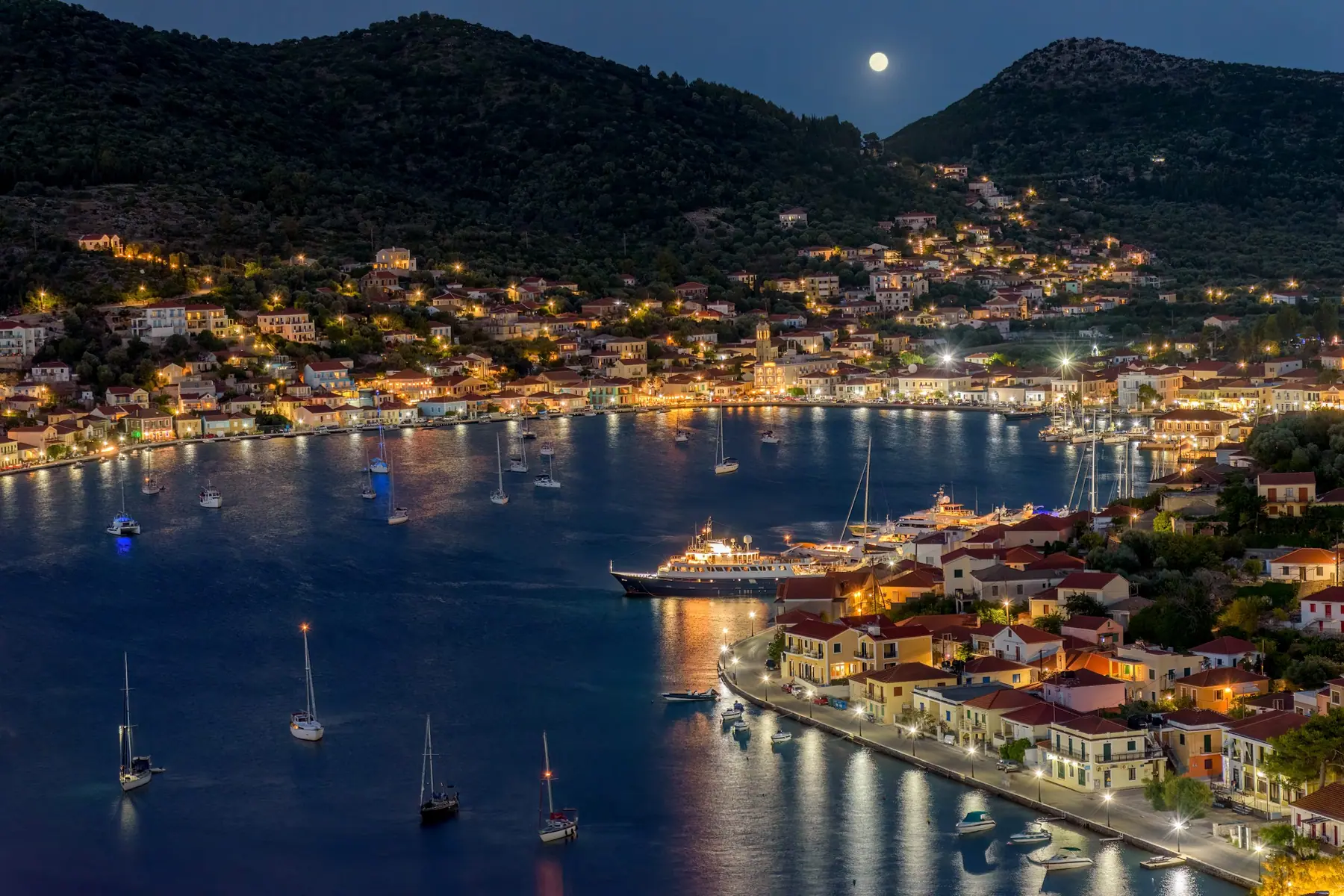 Griechisches Dorf am Wasser