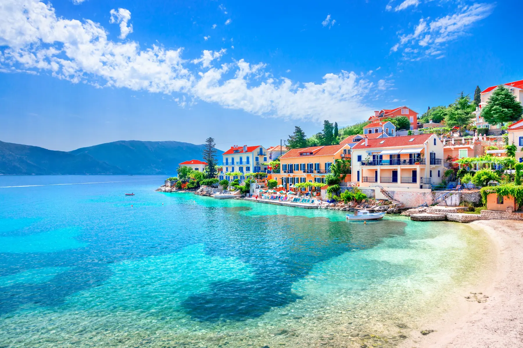 Bucht auf Zakynthos mit klarem türkisfarbenem Wasser