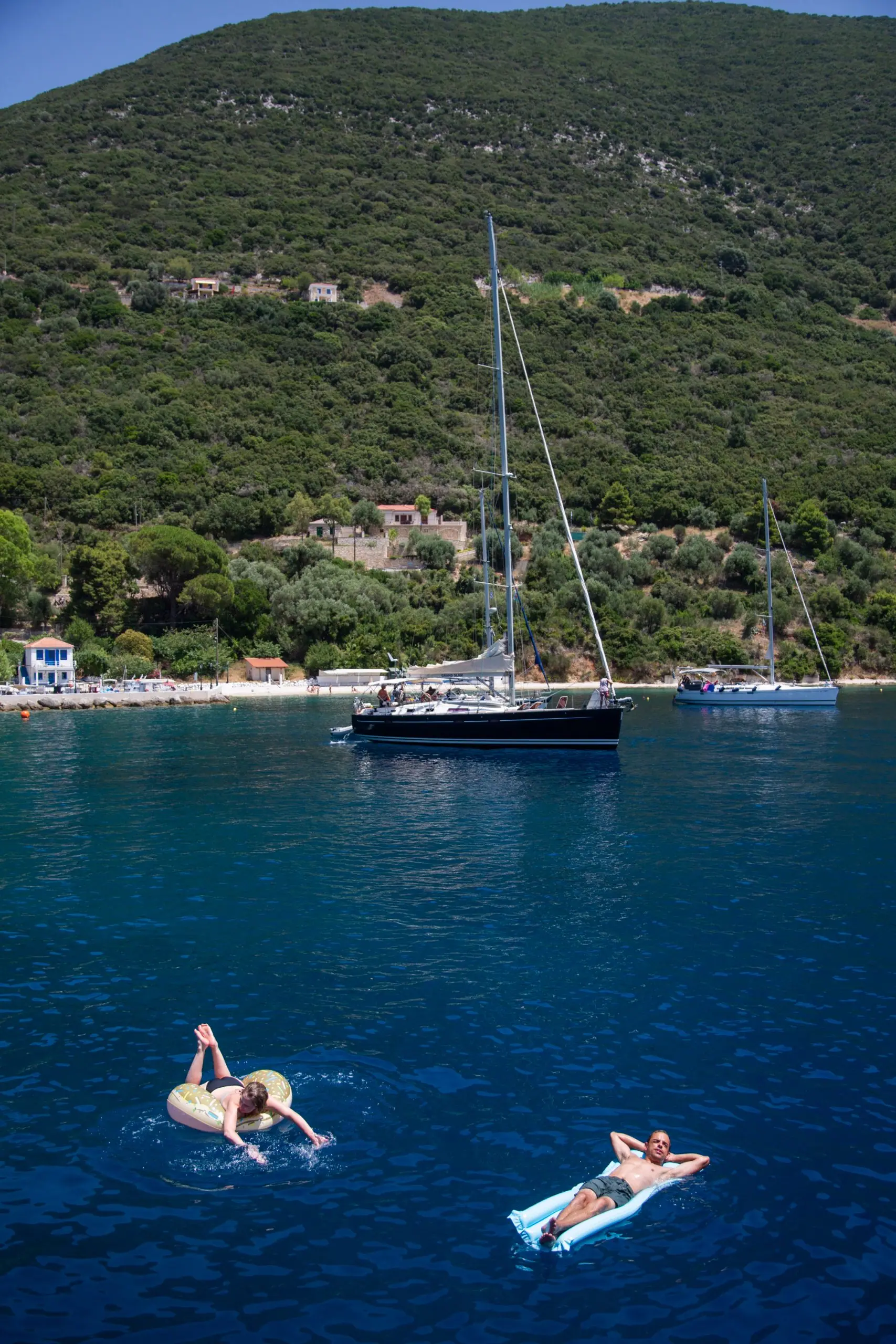 Blick vom Deck der Artemis auf die Küste