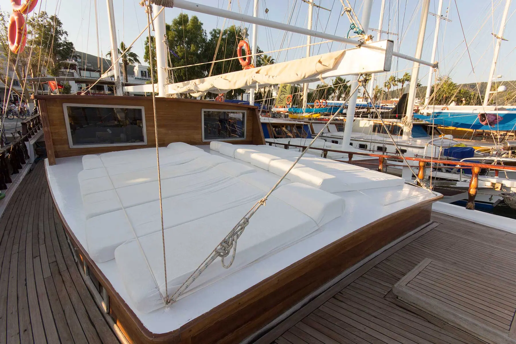 Essbereich an Deck der Harmonia