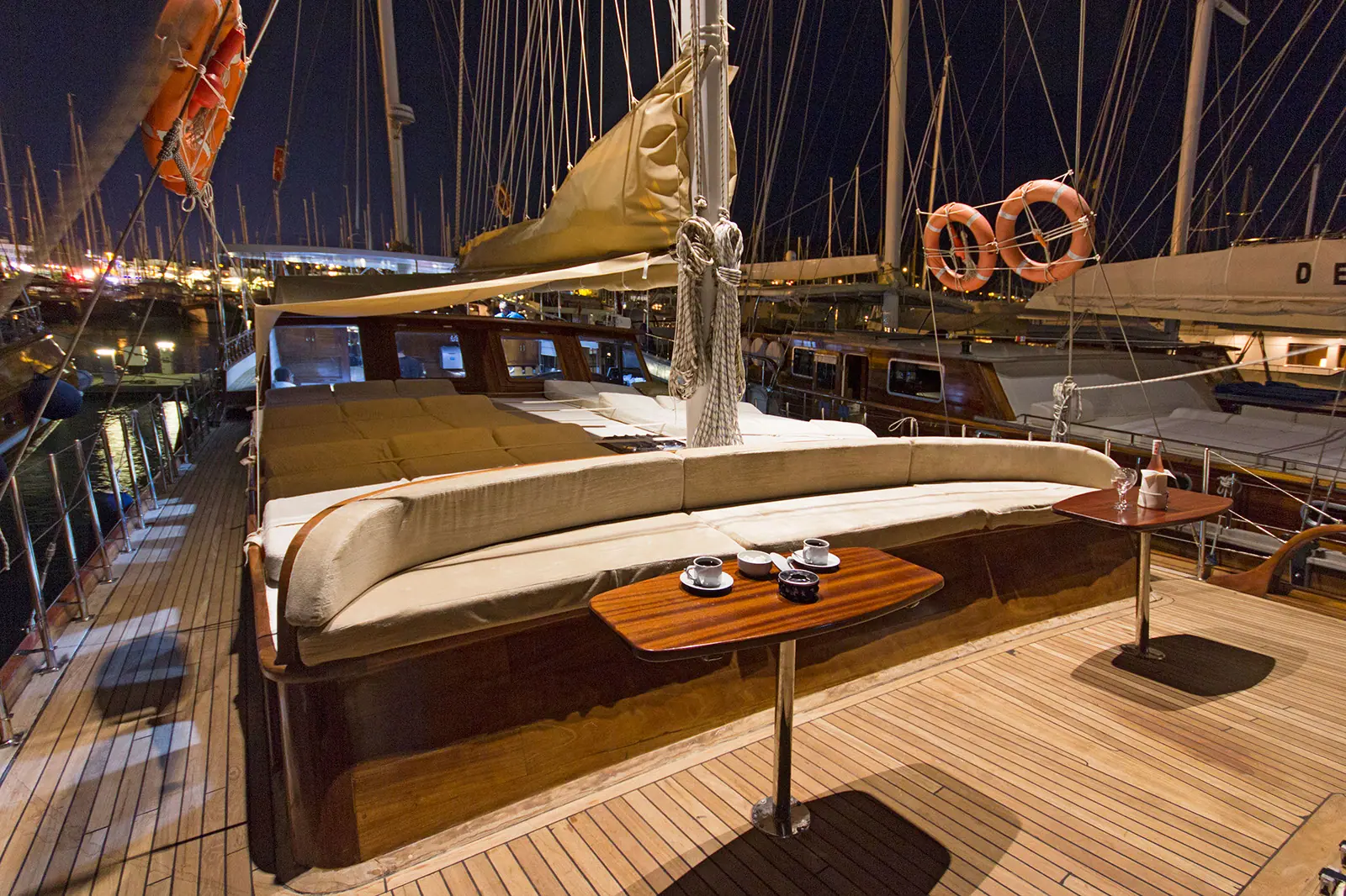 Essbereich an Deck der Hemera