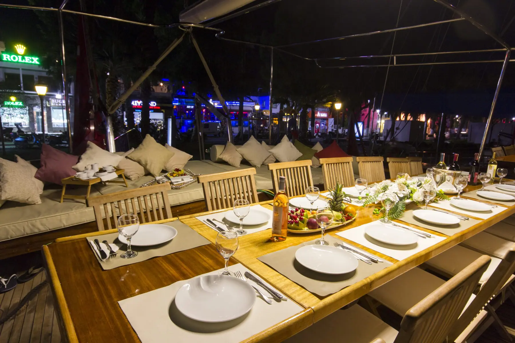 Loungebereich an Deck der Hera