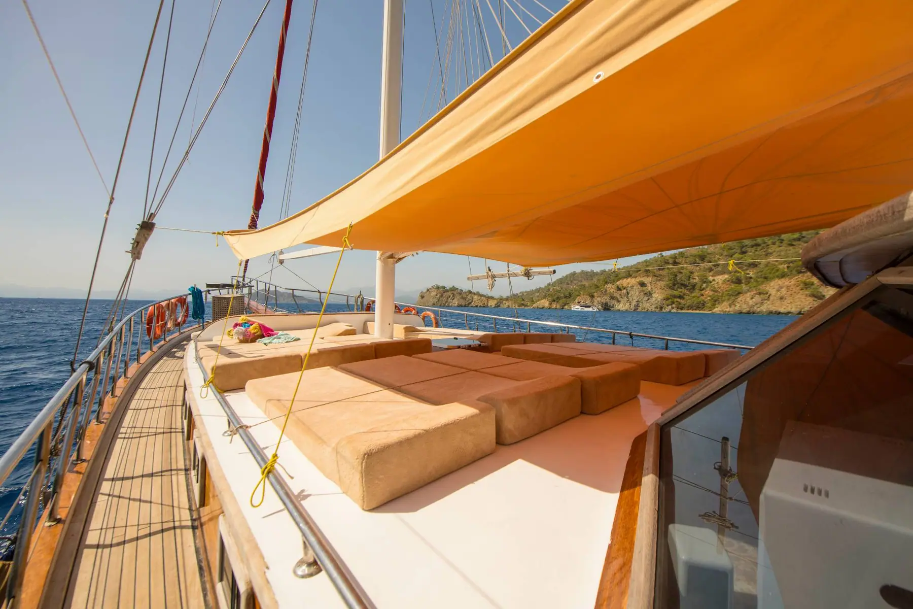 Detail des Holzdecks der Mozaik