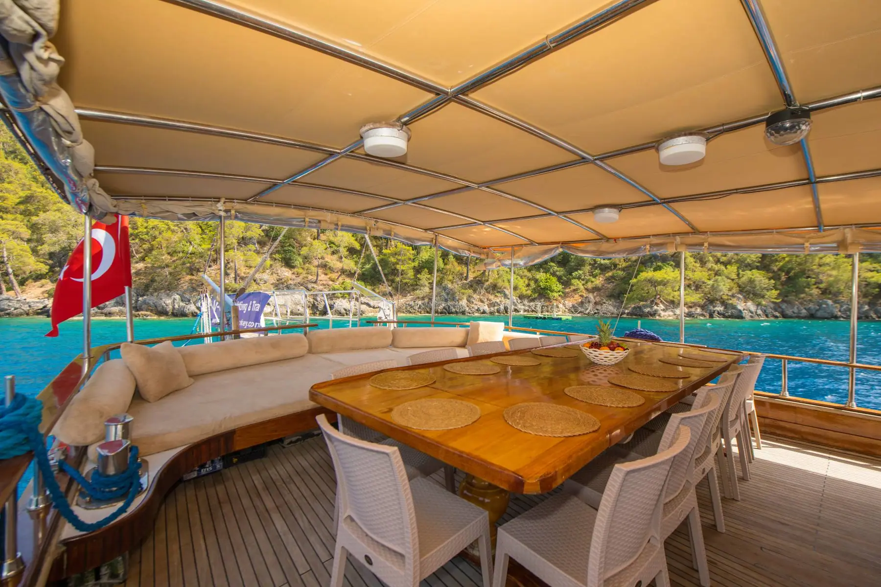 Blick vom Deck der Mozaik aufs Meer