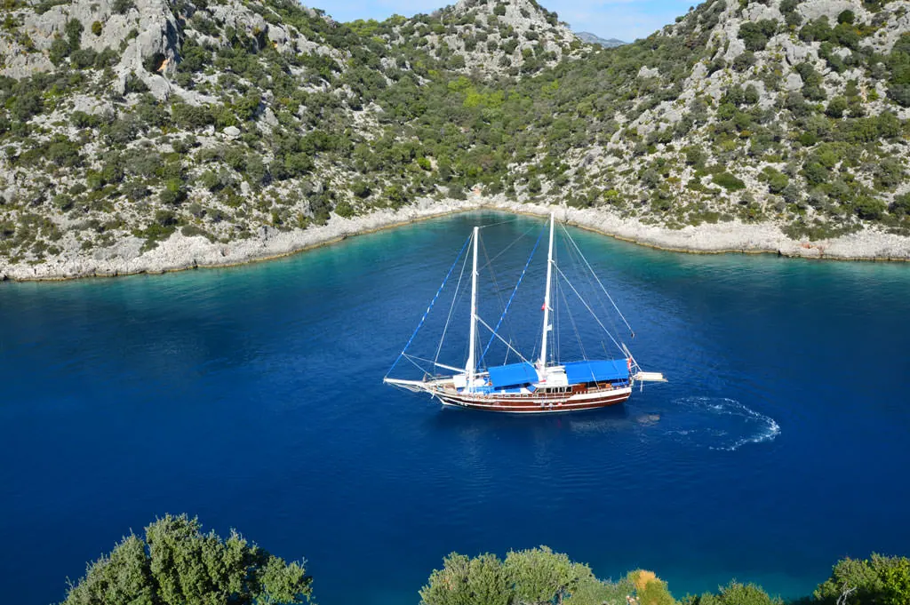 V-GO vor Anker in einer türkisfarbenen Bucht